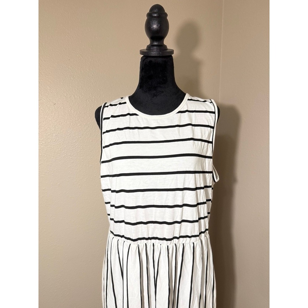 White and Black Stiped Maxi Dress (Hount) - Picture 2 of 4